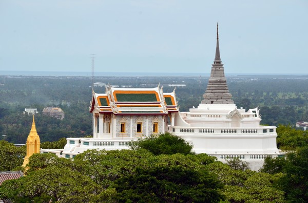 Le château de Khao Wang connu officiellement sous le nom de Phra Nakhon Khiri Historical Paro se trouve au sommet de trois montagnes dans la ville de Phetchaburi. (Crédit photo : David Raynal)