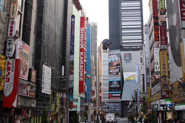 Hotel Gracery Shinjuku Au centre de Shinjuku, à quelques minutes à pied de la gare, l’hôtel s’est installé dans les  22 derniers niveaux du Toho building, bâtiment de 30 étages qui domine ce quartier très vivant de l’ouest de la capitale nippone. (Crédit photo Mathis Cros) Hotel Gracery Shinjuku Au centre de Shinjuku, à quelques minutes à pied de la gare, l’hôtel s’est installé dans les  22 derniers niveaux du Toho building, bâtiment de 30 étages qui domine ce quartier très vivant de l’ouest de la capitale nippone. (Crédit photo Mathis Cros)