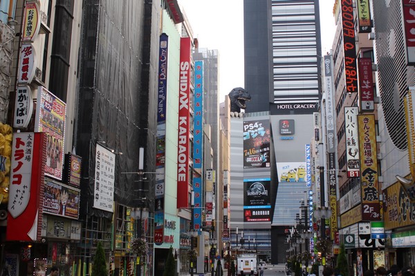 Hotel Gracery Shinjuku Au centre de Shinjuku, à quelques minutes à pied de la gare, l’hôtel s’est installé dans les  22 derniers niveaux du Toho building, bâtiment de 30 étages qui domine ce quartier très vivant de l’ouest de la capitale nippone. (Crédit photo Mathis Cros)