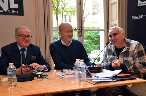 De gauche à droite : Christian Pierret le président-fondateur du FIG, Gilles Fumey, professeur à l’université Paris-IV et à Sciences Po et président de l’Association pour le Développement du Festival International de Géographie (ADFIG),  l’auteur de romans policiers Tonino Benacquista. (Crédit photo David Raynal)