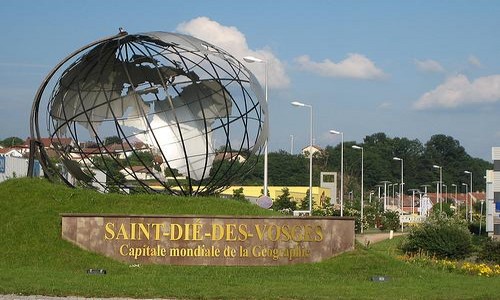 Emblème dédié à la ville de Saint-Dié-des-Vosges  nommée capitale mondiale de la géographie; (Crédit photo DR)