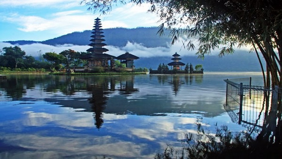 Une plage à Bali : un camaïeu de bleu (Crédit photo Pg.Bighd)