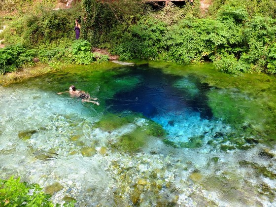 L'Oeil Bleu, une cascade à l'envers, phénomène très rare. Un endroit albanais très prisé des touristes.© DR