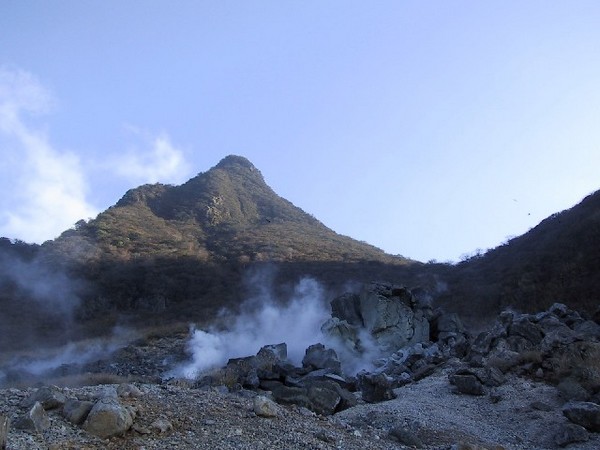 La « Great Boiling Valley » (Owakudani), vallée volcanique créée il y a 3 000 ans, avec ses sources et rivières d’eau chaude sulfureuse.  © DR La « Great Boiling Valley » (Owakudani), vallée volcanique créée il y a 3 000 ans, avec ses sources et rivières d’eau chaude sulfureuse.  © DR