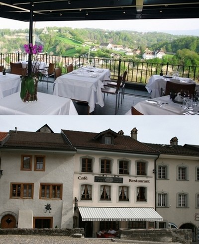 1/ La terrasse du restaurant fribourgeois l'Aigle Noir avec vue sur la ville  © DR ; 2/ Façade et entrée de l'Auberge de la Halle à Gruyères (Suisse)  © DR