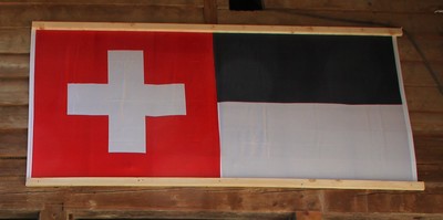 Le drapeau suisse et  celui du canton de Fribourg  © André Degon