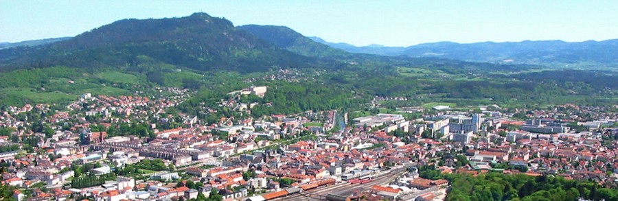 Vue aérienne de Saint-Dié-des-Vosges, appelée Saint-Dié jusqu'en 1999. C' est une commune française, chef-lieu de la Déodatie et d’arrondissement du département des Vosges, en région Lorraine. Ses habitants sont appelés les Déodatiens  © DR