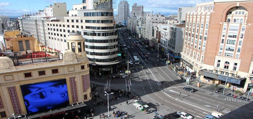 La terrasse du Gourmet Expérience du Corte Inglés de Callao  offre une vue imprenable sur le « Broadway » de Madrid. Cette partie de la Gran Vía occupée par les théâtres de music-hall et de variétés.  © David Raynal