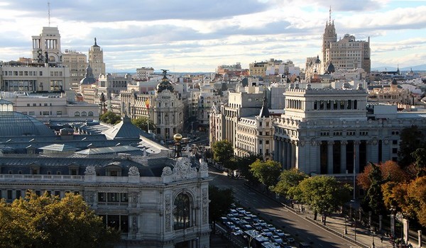 la Terraza Cibeles avec le paseo del Prado à gauche et la Castellana à droite, dévoile un large panorama sur les cimes minérales de la capitale espagnole.  © David Raynal