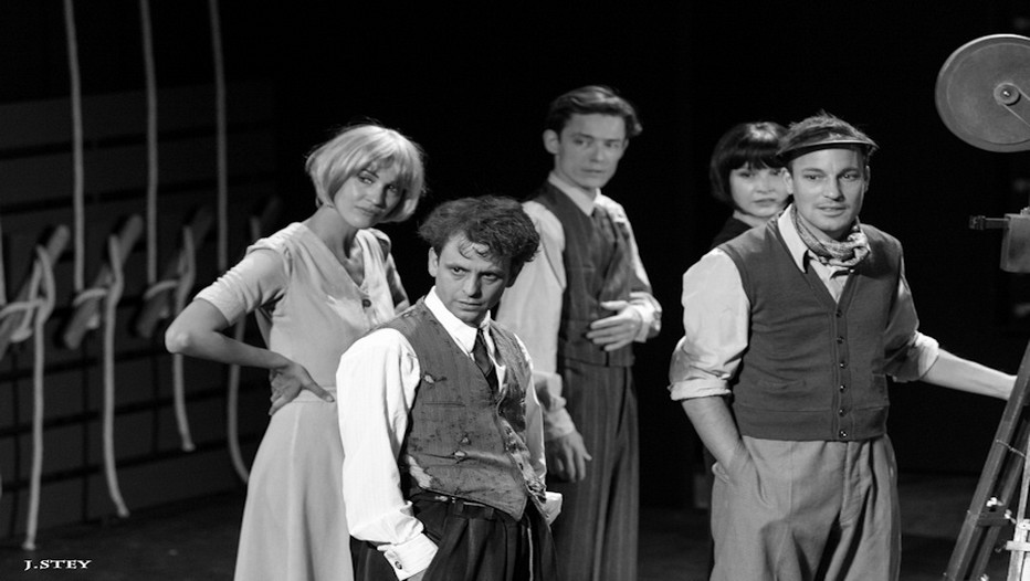 "Un certain Charles Spencer Chaplin" au Théâtre Montparnasse. Dix comédiens sur scène multiplient les rôles durant deux heures de rires et de larmes qui filent à toute vitesse.  ©  J.Stey "Un certain Charles Spencer Chaplin" au Théâtre Montparnasse. Dix comédiens sur scène multiplient les rôles durant deux heures de rires et de larmes qui filent à toute vitesse.  ©  J.Stey