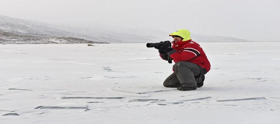 Jean-Baptiste Rabouan en plein travail. " Je me suis intéressé en tant que photographe et ethnographe aux peuples nomades dès les années 90. A mon retour de l’un de mes reportages au Ladâkh en Inde,  j’ai rencontré Dominic Dormeuil, le président de la société éponyme.Pendant dix ans, je l’ai accompagné et nous avons collaboré ponctuellement.Nous sommes donc partis pendant un an et nous avons fait ce tour du monde des laines rares. J’ai été en charge des photos et d’une grande partie des textes. Dominic, s’est quant à lui attaché aux aspects techniques.