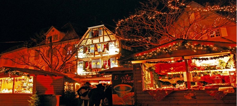A Obernai , comme dans toute l'Alsace,  en décembre, la magie opère dès que la nuit vient dans une profusion de décors, de lumières, de chants et de bretzels...  © .O.T. Obernai