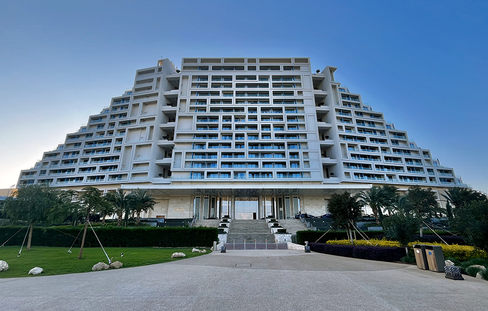 Fruit d’un investissement de plus de 600 millions d’euros, le City of Dreams Mediterranean réunit un luxueux hôtel-casino et 8000 m2 d’infrastructures d’affaires. Ce complexe doit donner une nouvelle envergure à la destination sur la scène événementielle © JLP RBB PRESSE. Fruit d’un investissement de plus de 600 millions d’euros, le City of Dreams Mediterranean réunit un luxueux hôtel-casino et 8000 m2 d’infrastructures d’affaires. Ce complexe doit donner une nouvelle envergure à la destination sur la scène événementielle © JLP RBB PRESSE.