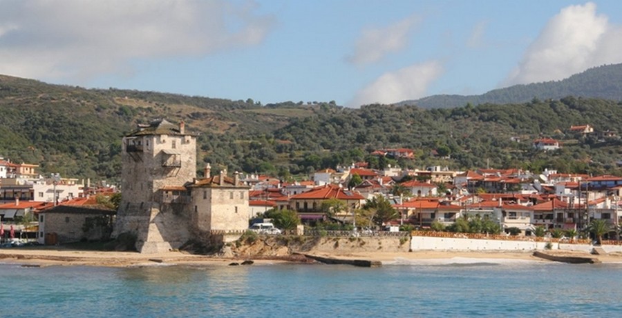 Ouranopoli et la tour byzantine de Prosphori, nom ancien du village © André Degon