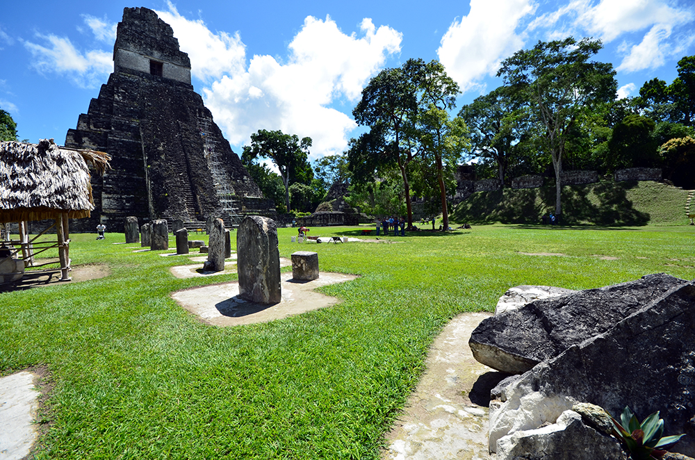 Sur les basses terres tropicales recouvertes de forêts du Guatemala exista, jadis, une agglomération immense, centre d’art et de création de la civilisation des Mayas © David Raynal. Sur les basses terres tropicales recouvertes de forêts du Guatemala exista, jadis, une agglomération immense, centre d’art et de création de la civilisation des Mayas © David Raynal.