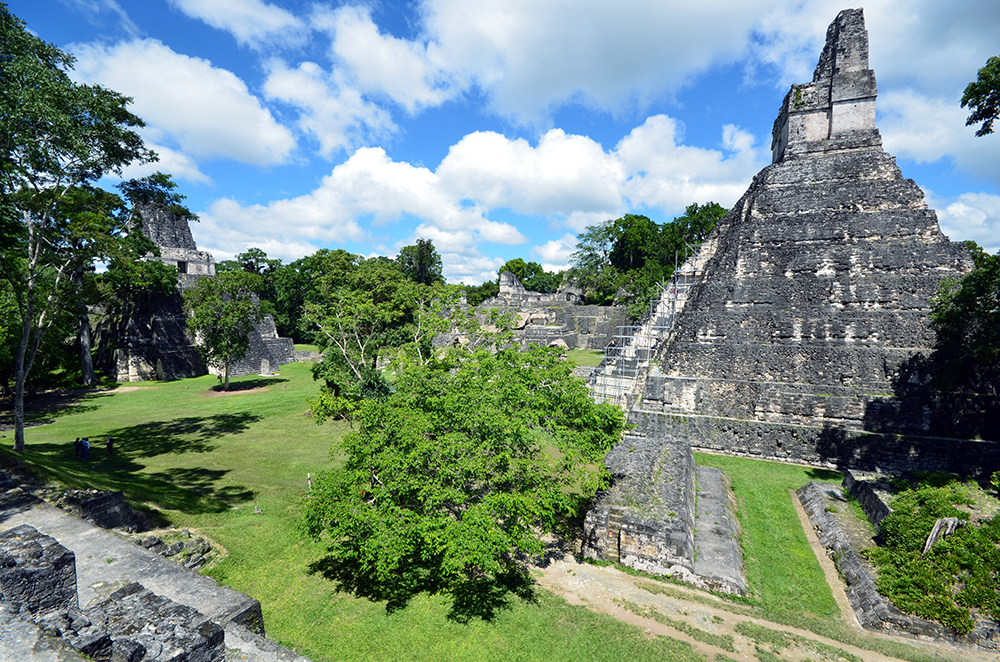 Entre la fin du IIIe siècle et le début du Xe siècle de notre ère, les constructeurs de Tikal ont littéralement entassé les uns sur les autres temples, palais, escaliers. Les édifices les plus anciens étant enfuis sous les plus récents © David Raynal. Entre la fin du IIIe siècle et le début du Xe siècle de notre ère, les constructeurs de Tikal ont littéralement entassé les uns sur les autres temples, palais, escaliers. Les édifices les plus anciens étant enfuis sous les plus récents © David Raynal.