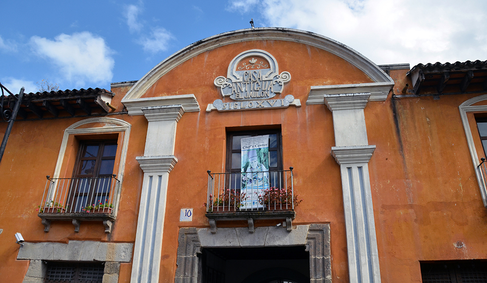La Casa del Jade est une entreprise familiale fondée en 1977 par Gerald Leech, un américain originaire de Chicago, tombé amoureux fou du Guatemala et de sa culture amérindienne © David Raynal. La Casa del Jade est une entreprise familiale fondée en 1977 par Gerald Leech, un américain originaire de Chicago, tombé amoureux fou du Guatemala et de sa culture amérindienne © David Raynal.