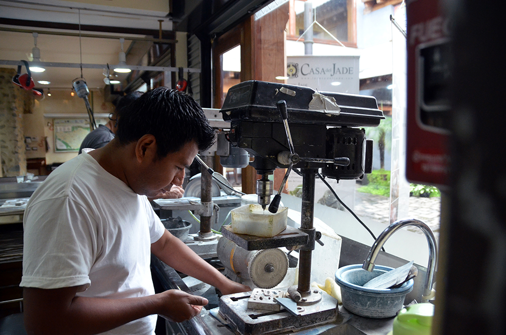 Sur la base des recherches archéologiques, il a été possible de déterminer l’éventail des techniques utilisées par les Mayas pour façonner la pierre émeraude © David Raynal. Sur la base des recherches archéologiques, il a été possible de déterminer l’éventail des techniques utilisées par les Mayas pour façonner la pierre émeraude © David Raynal.
