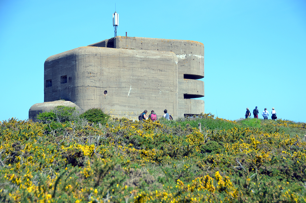 Faisant partie du Mur de l'Atlantique, les îles Anglo-Normandes ont vu, pendant leur occupation, les forces allemandes et l'Organisation Todt construire des fortifications sur leurs côtes @ David Raynal. Faisant partie du Mur de l'Atlantique, les îles Anglo-Normandes ont vu, pendant leur occupation, les forces allemandes et l'Organisation Todt construire des fortifications sur leurs côtes @ David Raynal.