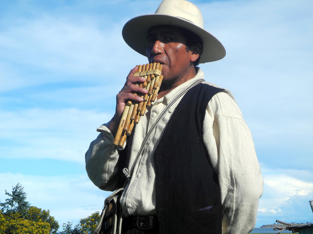 Titicaca Péninsule de Tililaca -  Joel, vit de l’agriculture. Musicien, il pratique tous les types de gammes et d’assemblages de flûtes de pan, sans oublier le charango © Claude Vautrin. Titicaca Péninsule de Tililaca -  Joel, vit de l’agriculture. Musicien, il pratique tous les types de gammes et d’assemblages de flûtes de pan, sans oublier le charango © Claude Vautrin.