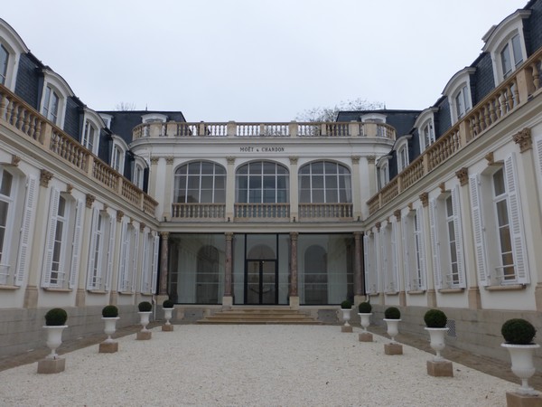 Balade matinale sur l'Avenue de Champagne à Epernay.  © Ville d'Epernay.