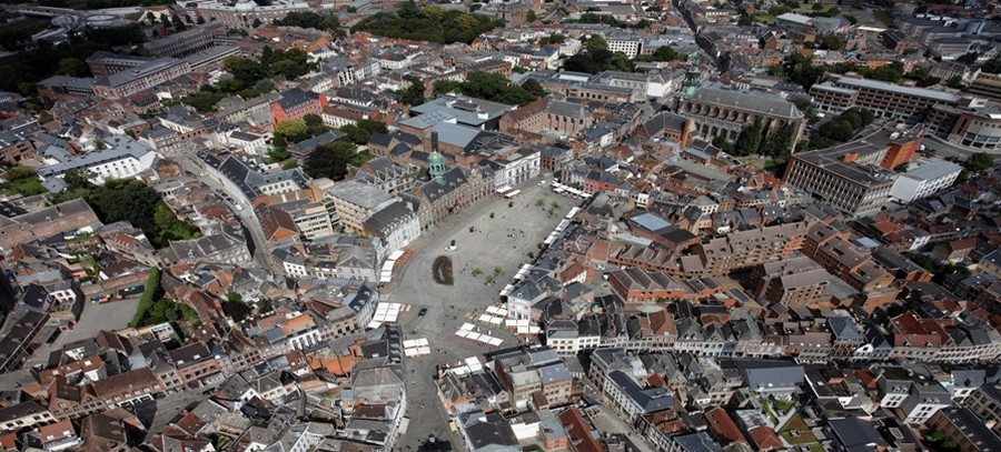 Vue aérienne de la grande place de Mons berceau de Lysiane Demjanin © Mairie de Mons