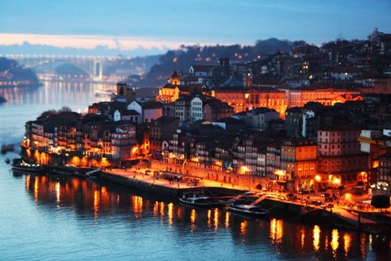 Porto la nuit brille de tous ses feux au bord de l'Océan. © wikipedia-commons