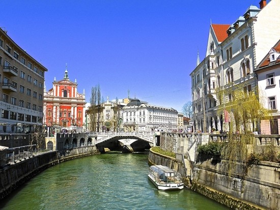 Les ponts font toujours le bonheur des amoureux ici à Ljubljana en Slovénie.  © wikipedia-commons