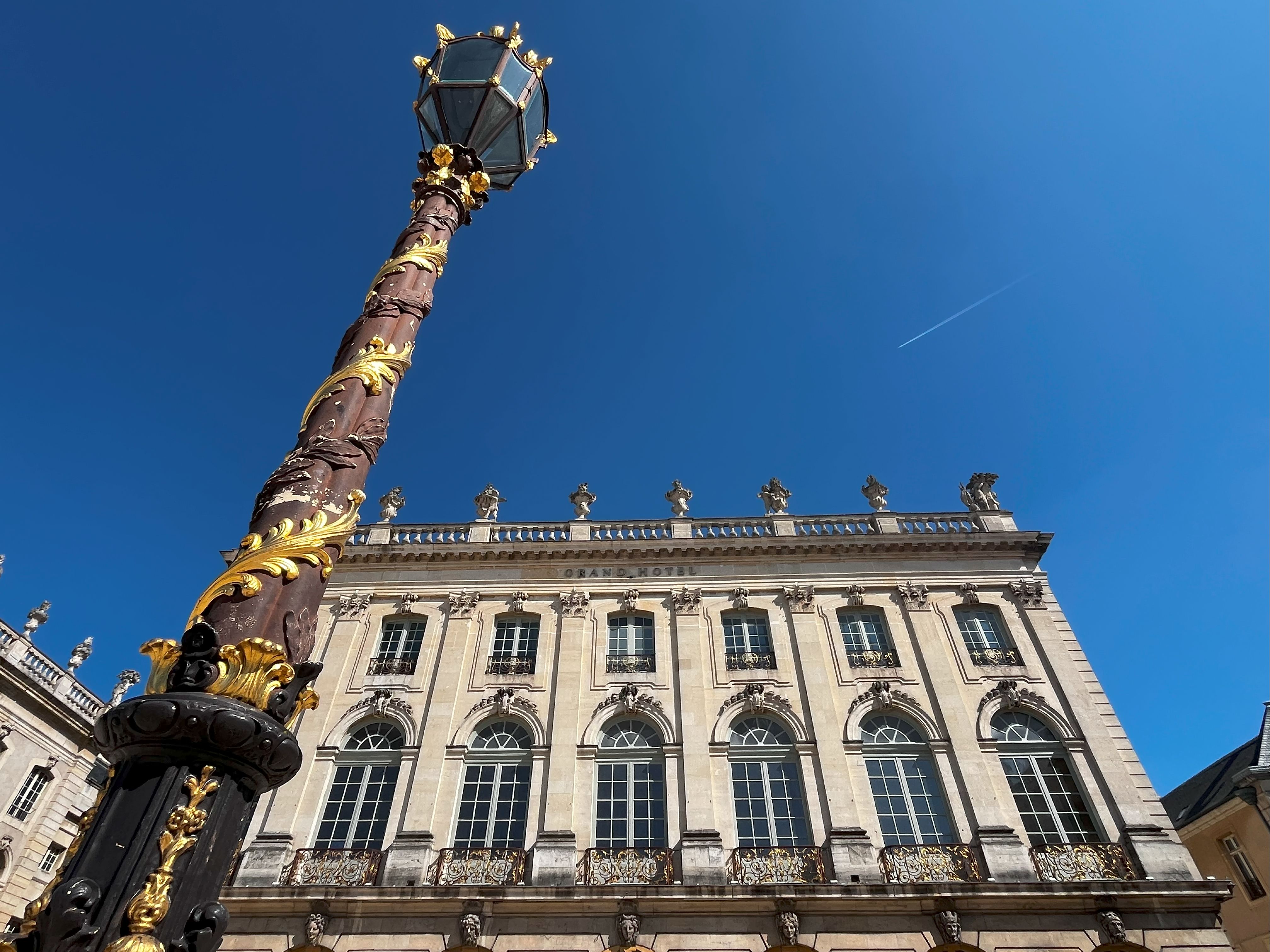 Chef d’oeuvre de l’urbanisme du XVIIIe, la place Stanislas trône en majesté entre la secrète place d’Alliance au charme désuet et la monumentale place de la Carrière fermée par le palais du gouvernement