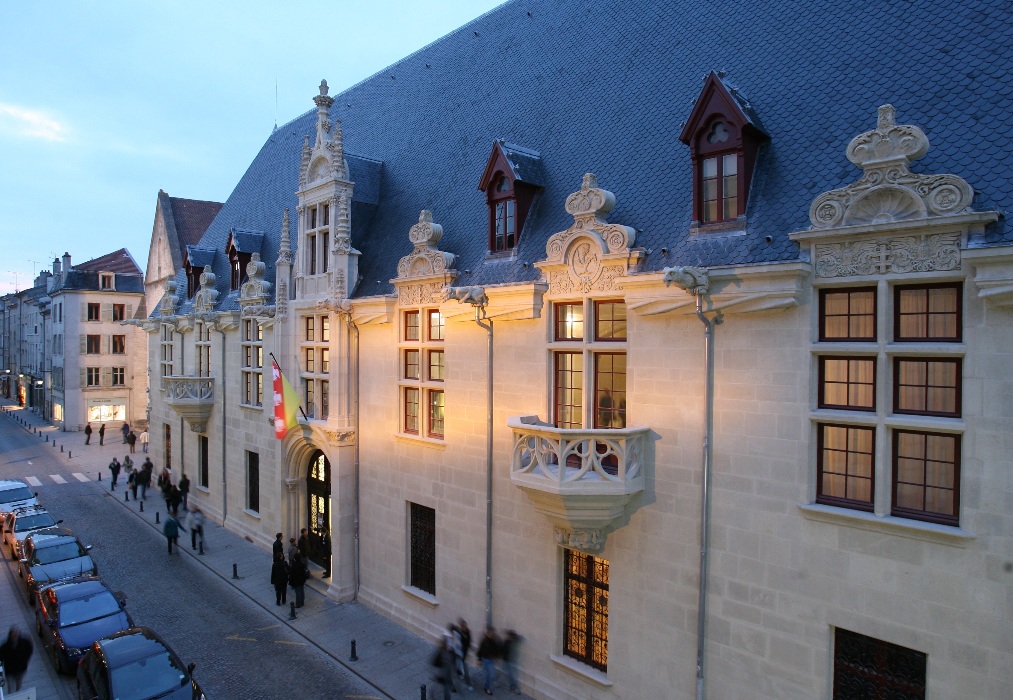 Le style flamboyant et celui de la Renaissance se marient dans la façade du palais ducal, dont la porte est surmontée de la statue équestre du duc Antoine de Lorraine