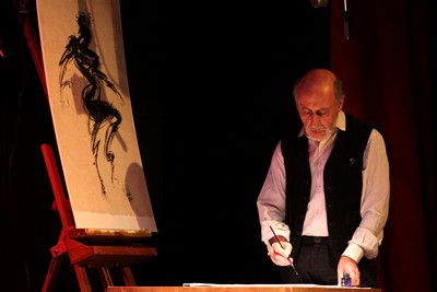 "Je m’installe dans la pénombre et je laisse alors couler les images. C’est ainsi que j’ai réalisé mes toiles sur le Moulin Rouge."  © David Raynal "Je m’installe dans la pénombre et je laisse alors couler les images. C’est ainsi que j’ai réalisé mes toiles sur le Moulin Rouge."  © David Raynal