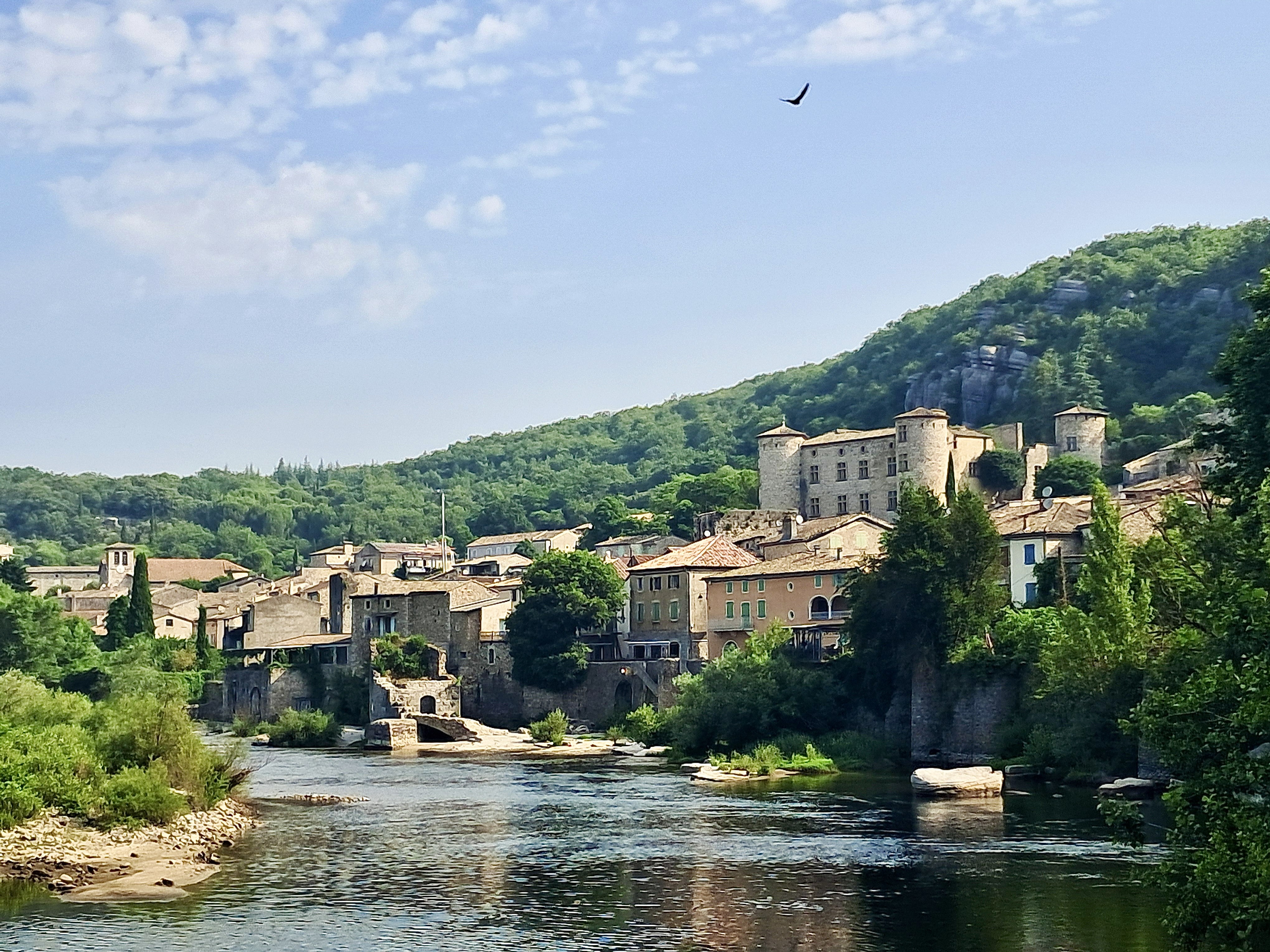 Le village de Vogüé @C.Gary