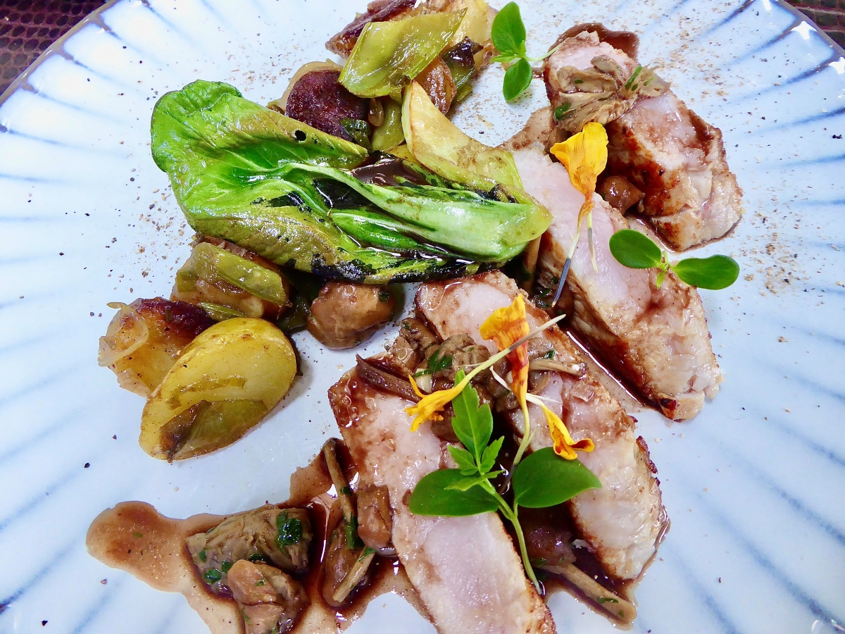 Pièce de veau de l’Ardèche au sautoir, fricassée de pois gourmands, mousserons et jus de veau, du chef Richard Rocle ©catherine Gary