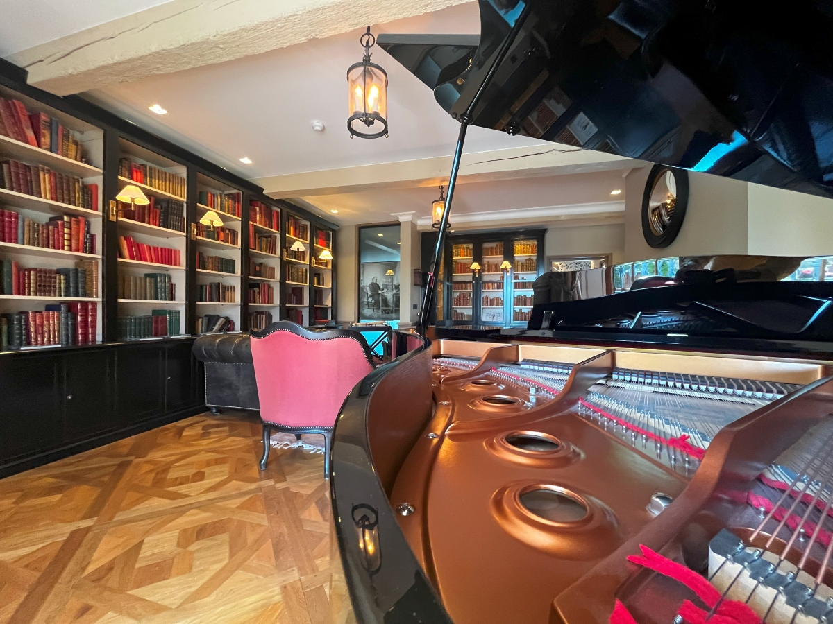 De la bibliothèque aux 4 000 livres aux salons et salles de bain, un parfum de Belle Époque flotte sur ce haut lieu de l'art de vivre. De la bibliothèque aux 4 000 livres aux salons et salles de bain, un parfum de Belle Époque flotte sur ce haut lieu de l'art de vivre.