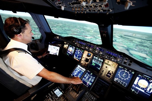 Le commandant de bord Steve Allright aux commandes du simulateur de vol  © British Airways Le commandant de bord Steve Allright aux commandes du simulateur de vol  © British Airways