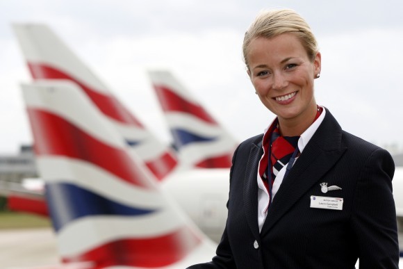 Une ravissante hôtesse aux couleurs de la British Airways.  © British Airways