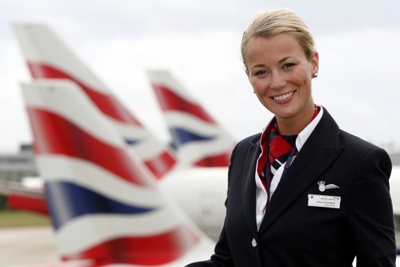 Une ravissante hôtesse aux couleurs de la British Airways.  © British Airways Une ravissante hôtesse aux couleurs de la British Airways.  © British Airways