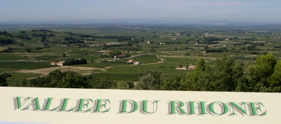 en 2010, Rasteau atteint des sommets et devient un Cru des Côtes du Rhône, désormais seul le nom du village fait office d’AOC : ‘Appellation d’Origine Contrôlée’.   © Office de tourisme Rasteau