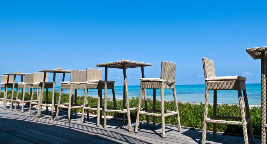 Les hautes chaises du Radisson Blu Ulysse Resort Thalasso de Djerba (Tunisie), bordent la mer méditerranée. © Radisson Djerba