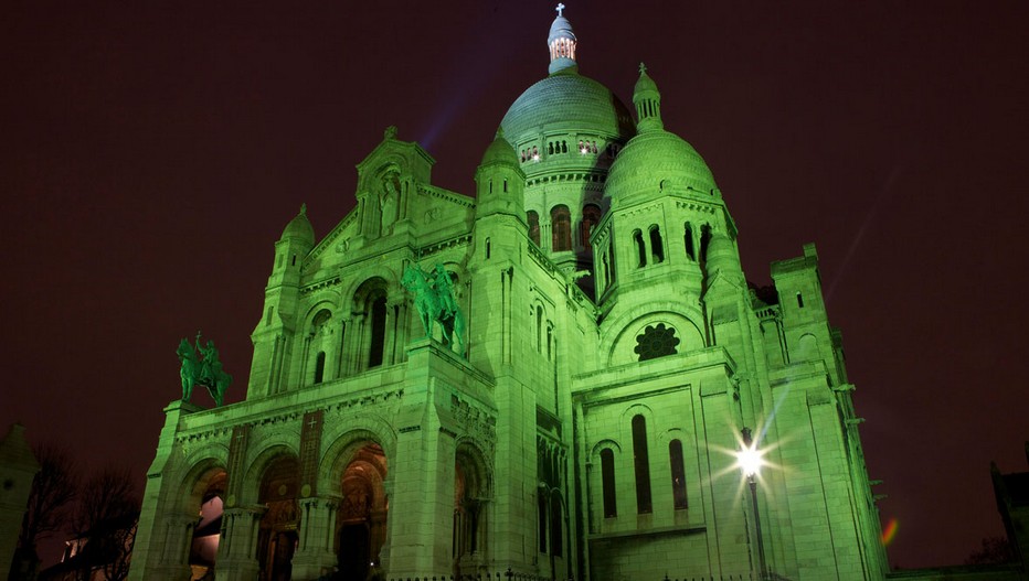 Que vous soyez en Irlande ou en France, la Saint-Patrick est un événement à ne pas rater ! Certains lieux et monuments parisiens se sont, pour l'occasion, paré de la traditionnelle couleur verte...... La basilique du Sacré Coeur, la grande roue des Tuileries et les grands magasins sont de la fête comme le BHV ou les Galeries Lafayette.  © www.ireland.com