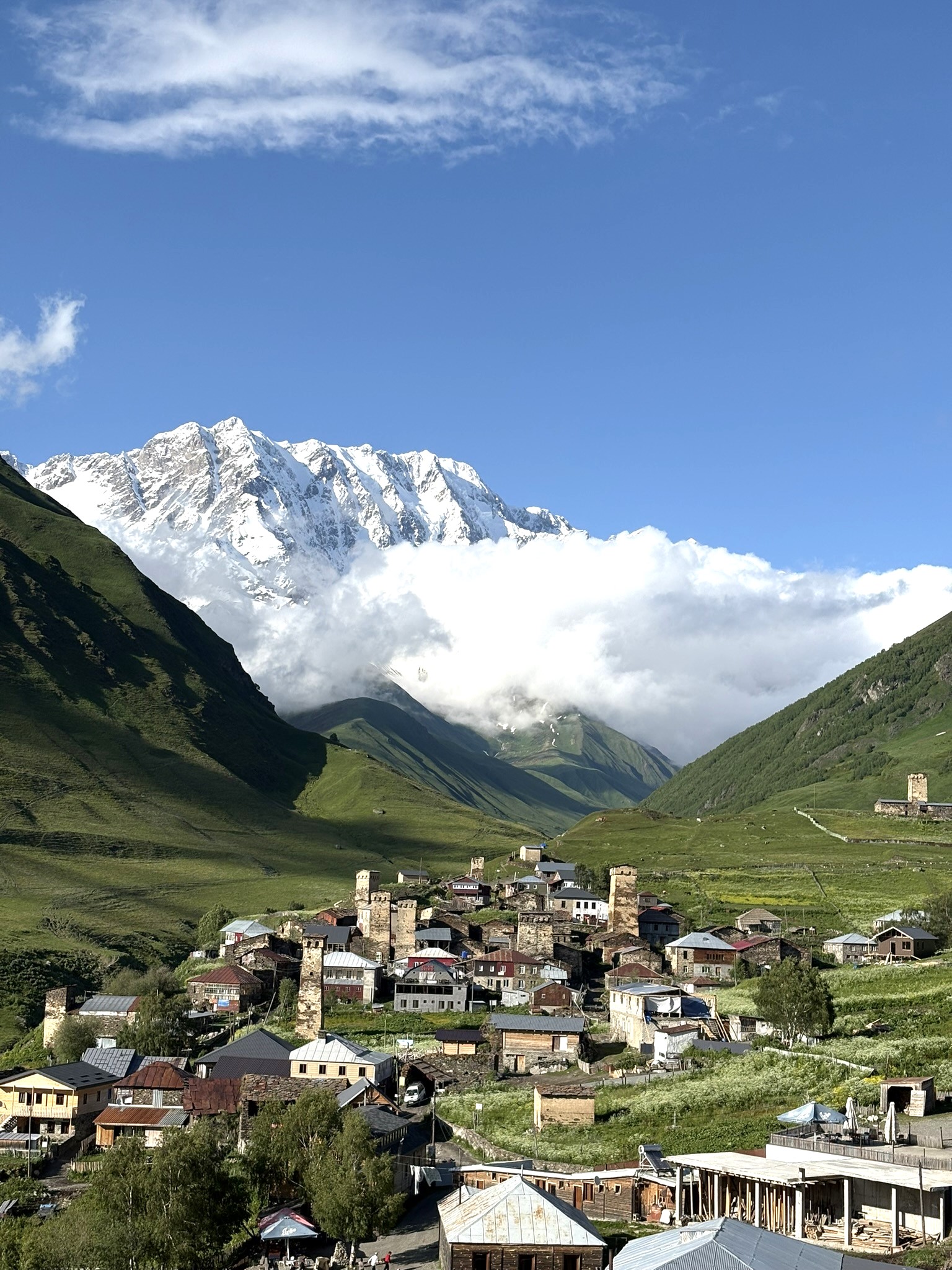 Vue du Mont Shkhara et de l’église de Lamari
