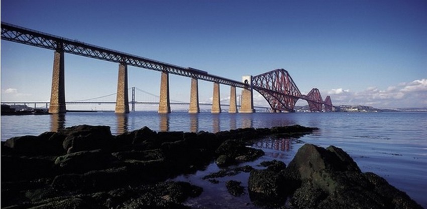 Les trois Forth Bridges traversent le Firth of Forth et sont les principaux liens de transport entre les côtes d'Edimbourg et de Fife.©visitscotland.com
