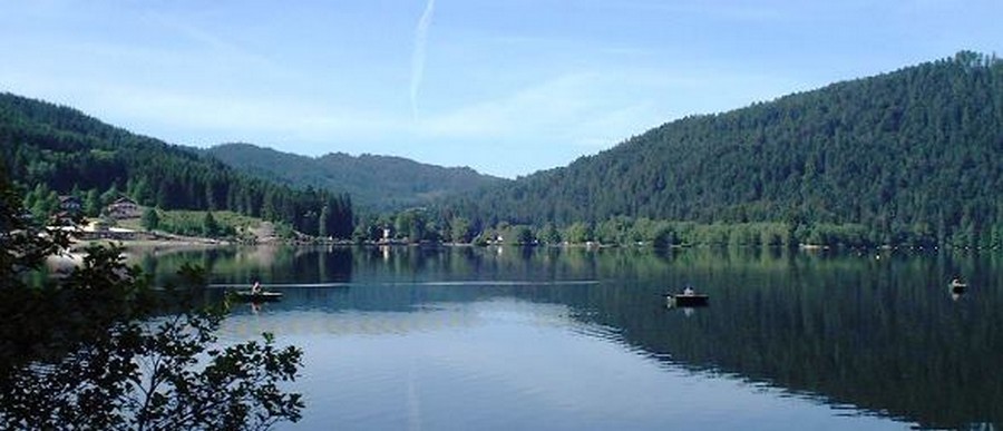 D'une longueur de 2 200 mètres et d'une largeur de 750 mètres, le lac de Gérardmer, d'origine glaciaire, est le plus grand lac des Vosges.  ©Seeb