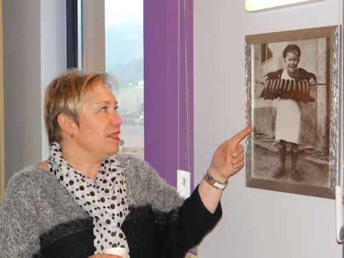 Stéphanie Pierrat très fière de présenter son père Gérard… alors « jeune apprenti charcutier » en culottes courtes. ©Bertrand Munier