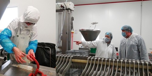 L’atelier d’embossage requ                                                                               iert des années d’expériences avec au doigt une bague coupante afin d’éviter tout accident lié au couteau traditionnel. ©Bertrand Munier; L’aspect environnemental et la sécurité sont les mots d’ordre de Stéphanie Pierrat. ©Bertrand Munier L’atelier d’embossage requ                                                                               iert des années d’expériences avec au doigt une bague coupante afin d’éviter tout accident lié au couteau traditionnel. ©Bertrand Munier; L’aspect environnemental et la sécurité sont les mots d’ordre de Stéphanie Pierrat. ©Bertrand Munier