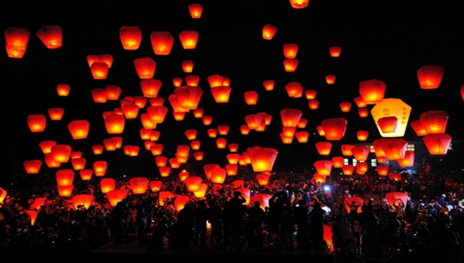 Pour le nouvel an chinois à Taïwan des milliers de lanternes porteuses de vœux s’envolent vers le ciel tandis que les rues s’animent de lampions rouges avec danses du dragon, musiques et spectacles acrobatiques.  © OT Taïwan