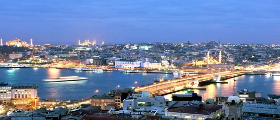 Vue sur la Corne d'Or, la nuit, située au coeur de la très belle ville d'Istanbul © photogratuite.com