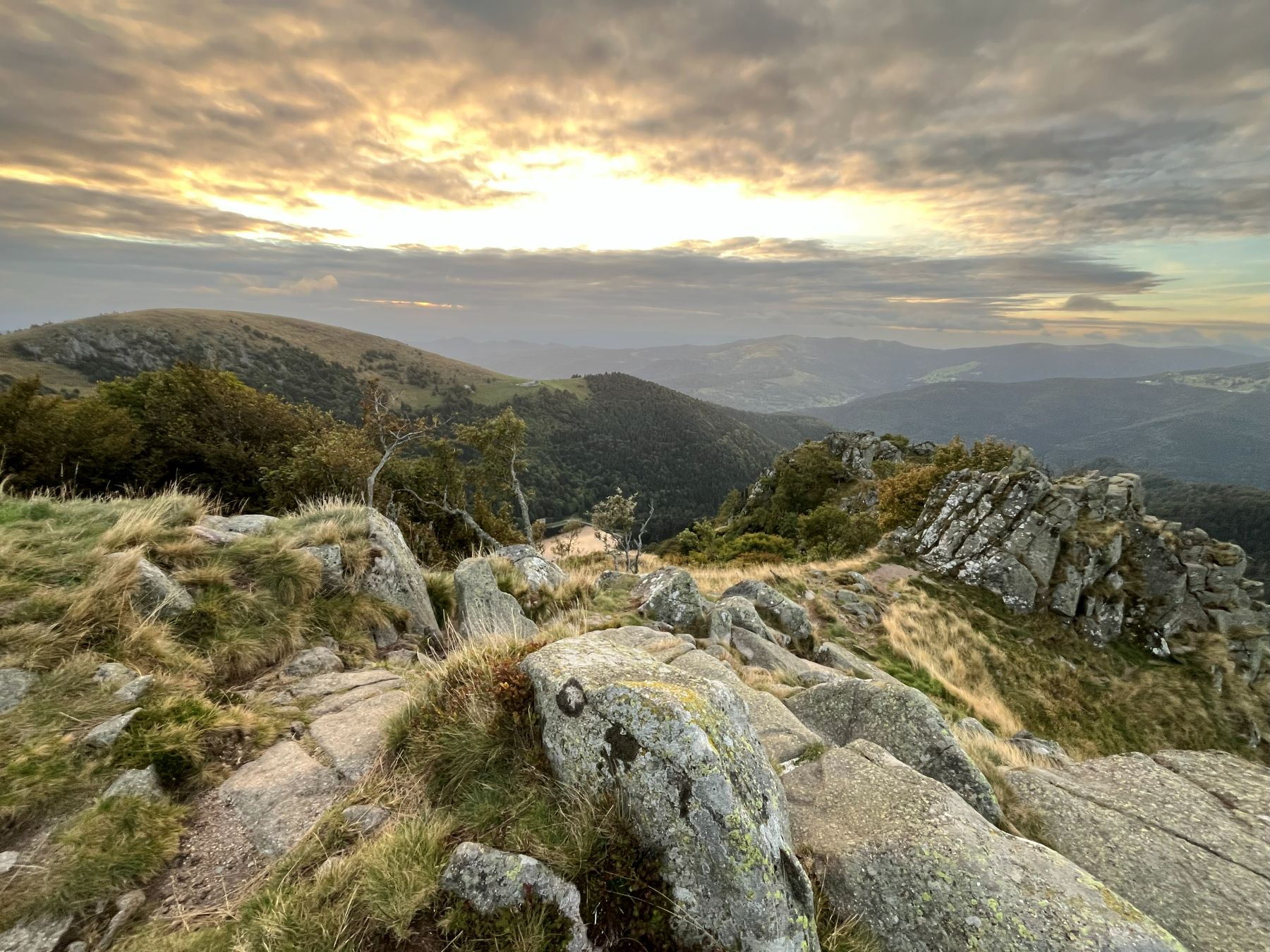 Du plus haut sommet du département qu’est le Hohneck, la vue panoramique se révèle onirique au lever du soleil