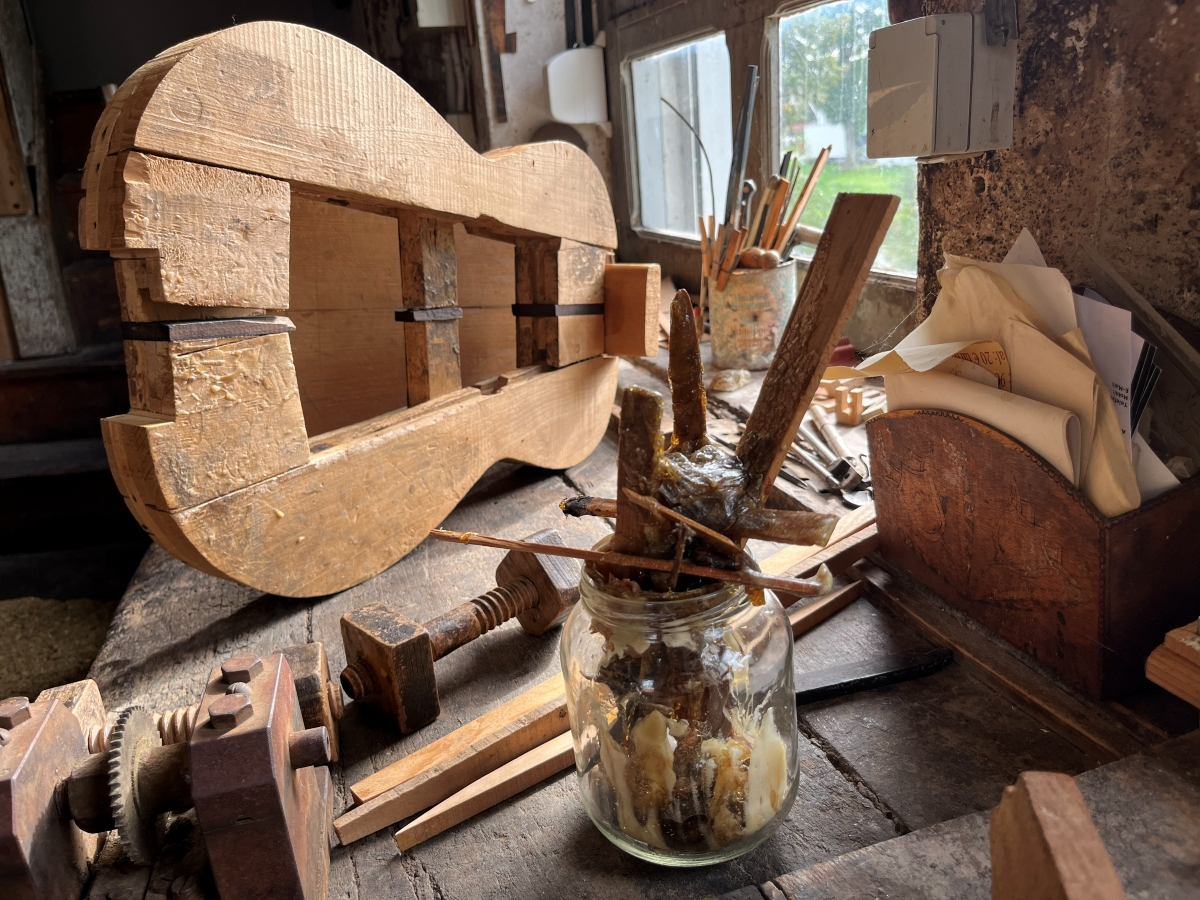 Capitale des instruments à corde, Mirecourt s’enorgueillit d’un musée de la lutherie et de l’archèterie, ainsi que d’un ancien atelier où l’on fabriquait notamment les guitares de Brassens.