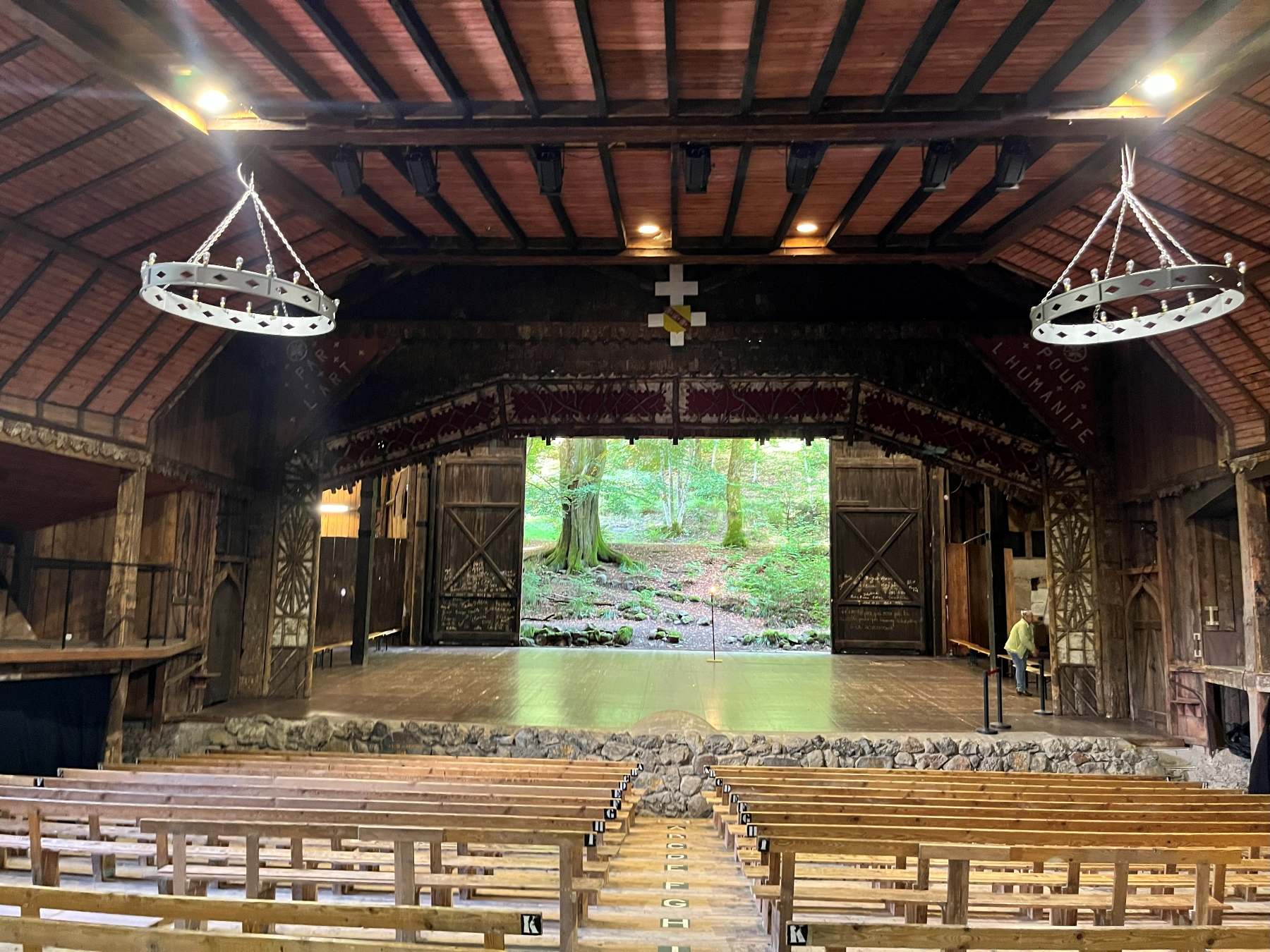 Et si d’un battement de cils, la scène s’ouvrait non pas sur un décor peint mais sur la forêt bien réelle ? C’est la magie de l’enchanteur Théâtre du Peuple, conçu entièrement en bois à Bussang.